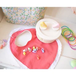 Bavoir dentelle corail