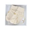 Boîte coffret naissance chaussons et bracelet