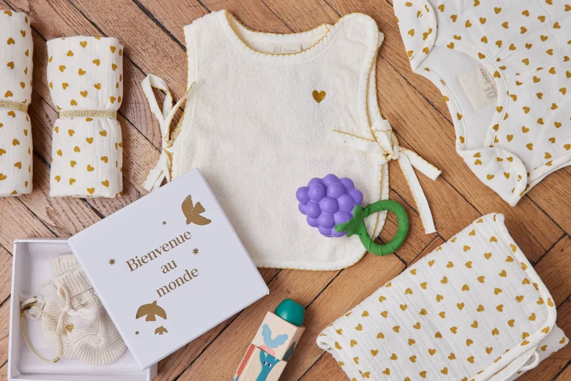 Boîte coffret naissance chaussons et bracelet