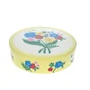 Boîte ronde en métal jaune à fleurs