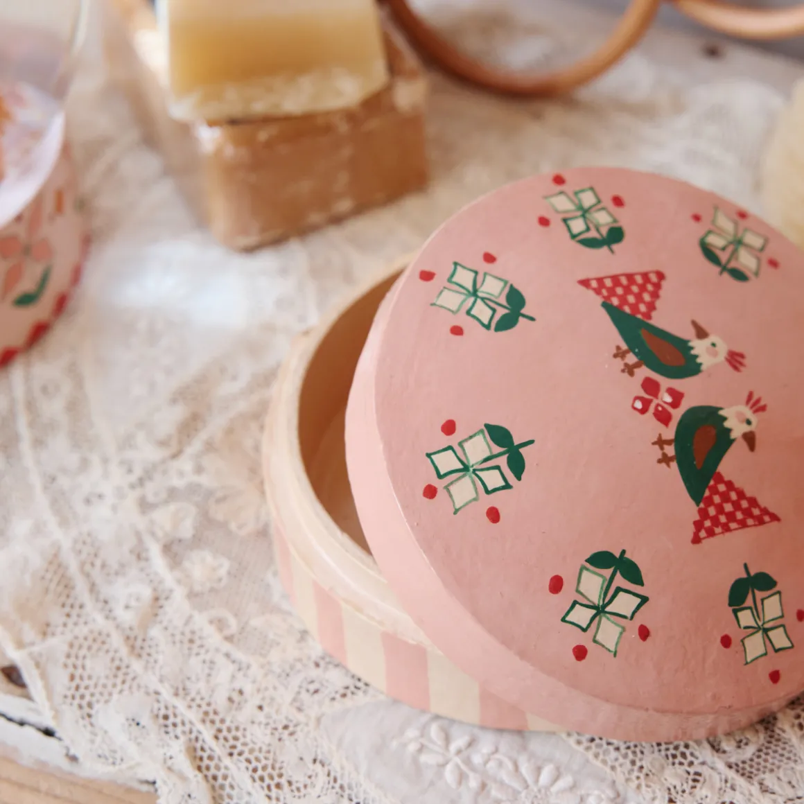 Boîte rose fleurie en papier mâché - Folk d'été