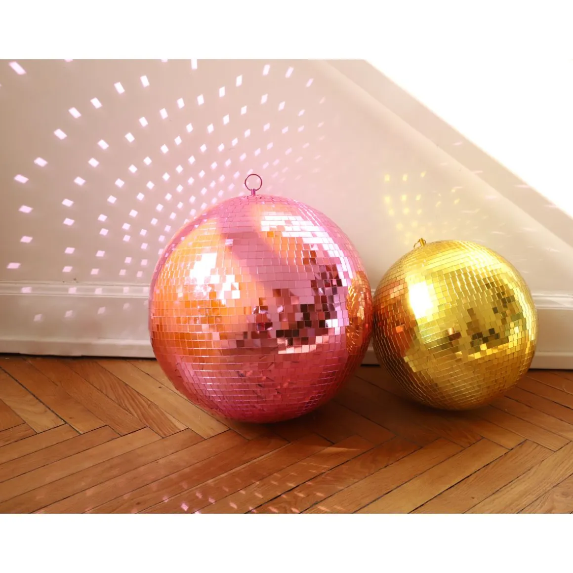 Boule à facettes disco rose 40 cm