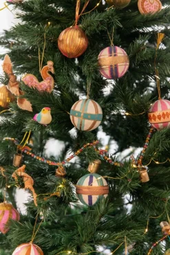 Boule de noël graphique rayée rose