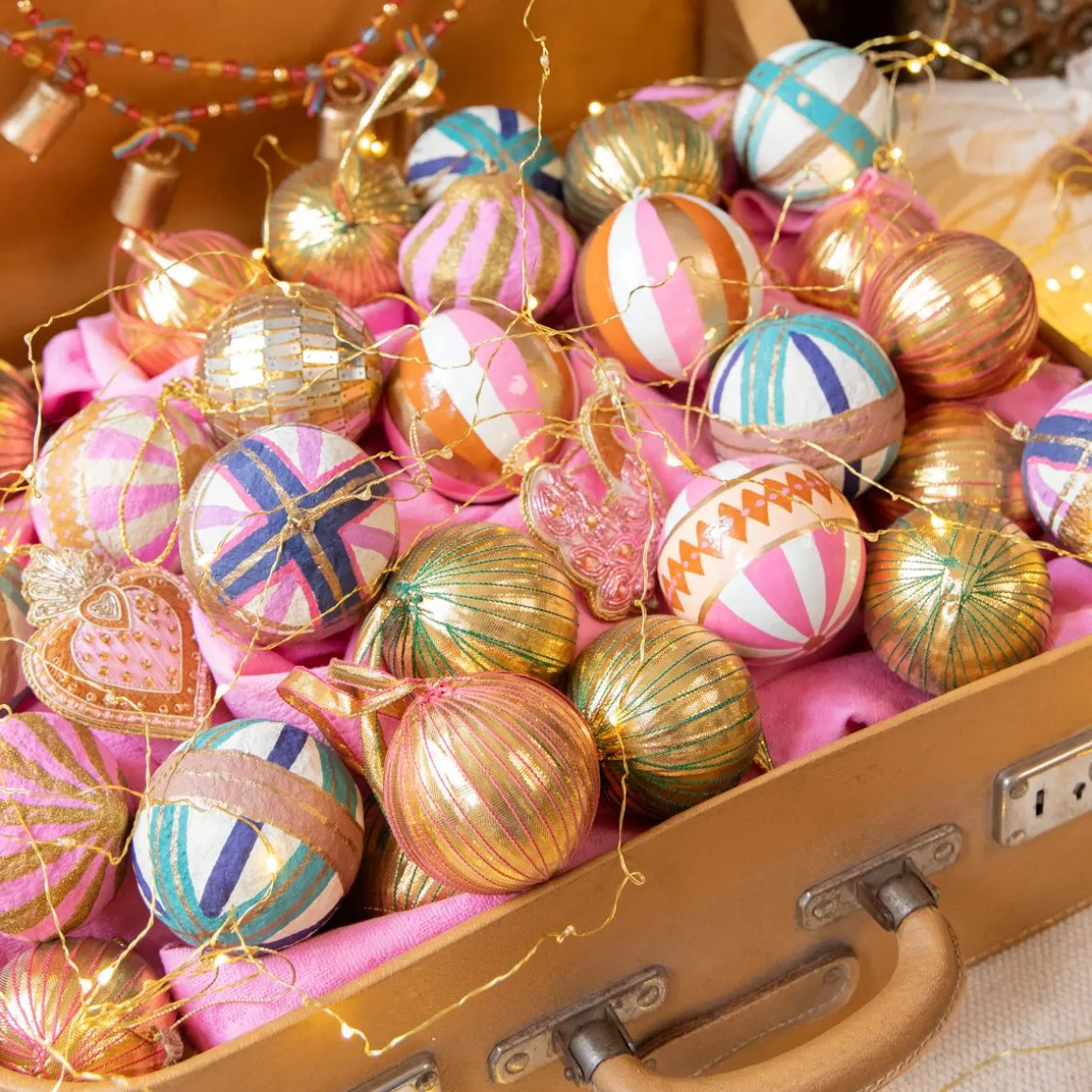 Boule de Noël graphique rose et doré