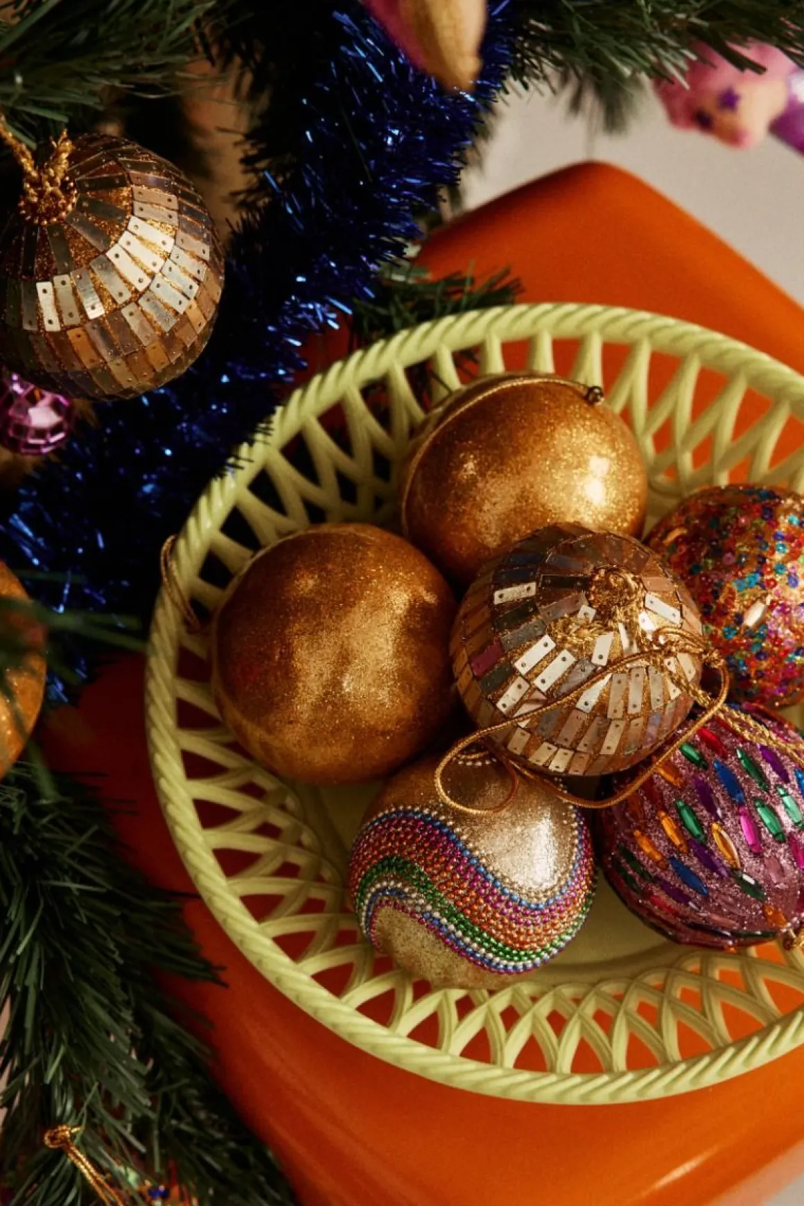 Boule de Noël or sequins arc-en-ciel