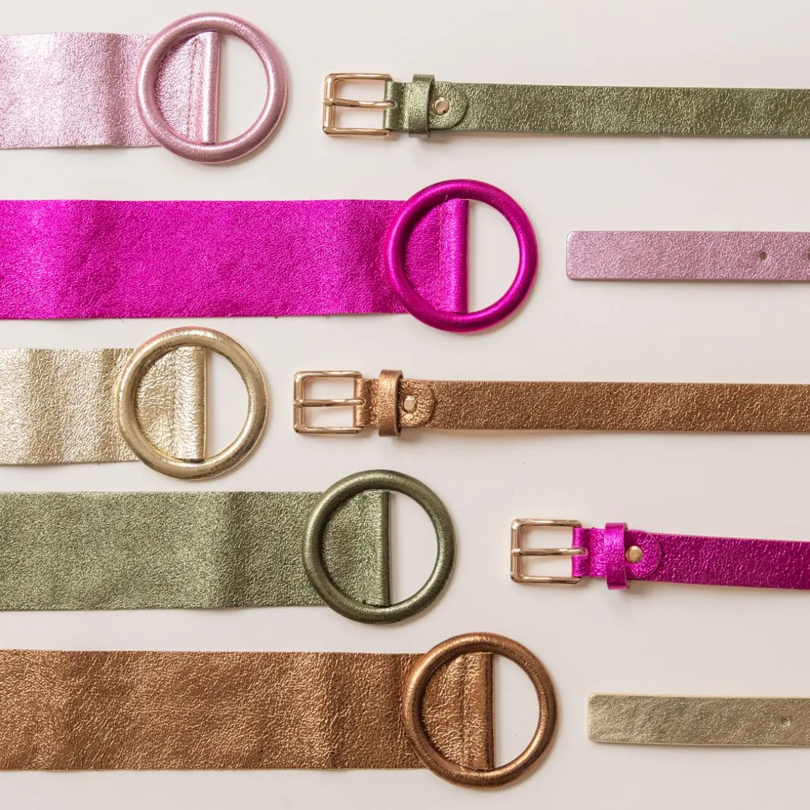 Ceinture plate large cuir irisé rose pâle