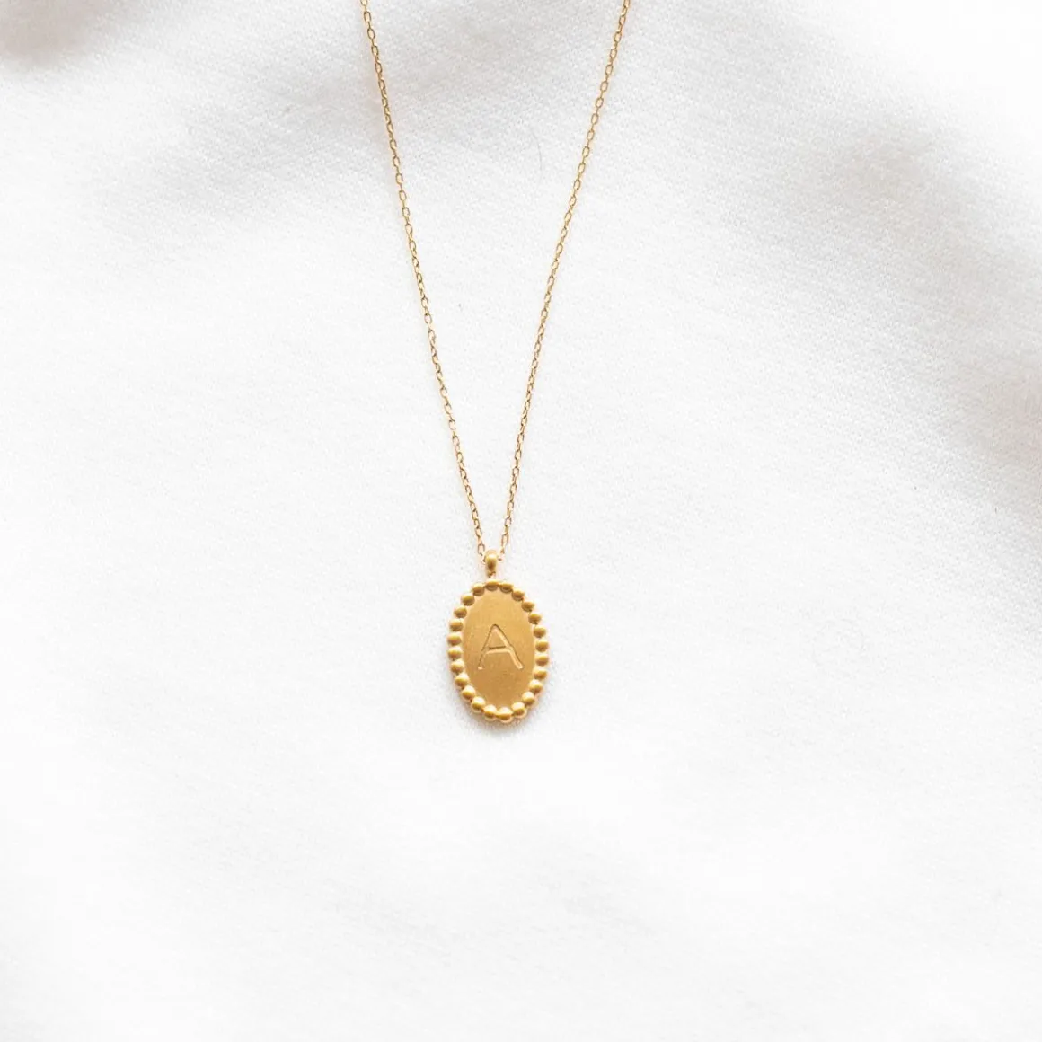 Collier médaillon gravé initiale - Lettre de A à Z