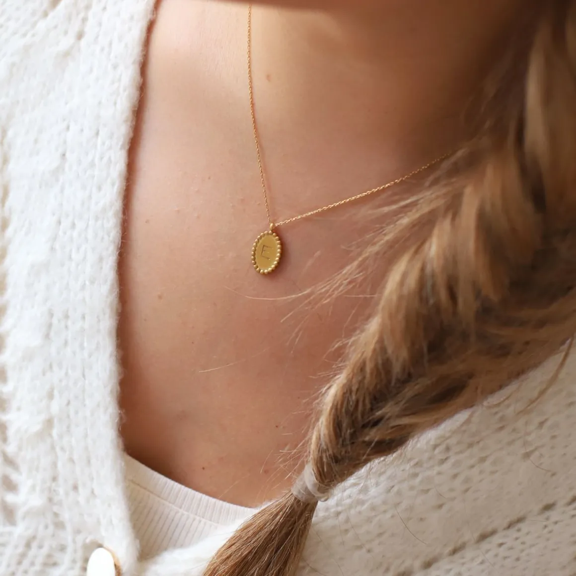 Collier médaillon gravé initiale - Lettre de A à Z