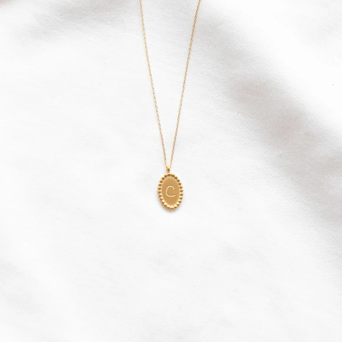 Collier médaillon gravé initiale - Lettre de A à Z