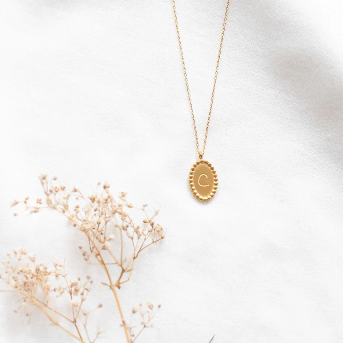 Collier médaillon gravé initiale - Lettre de A à Z