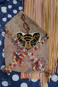 Décoration murale tête de tigre en tapis