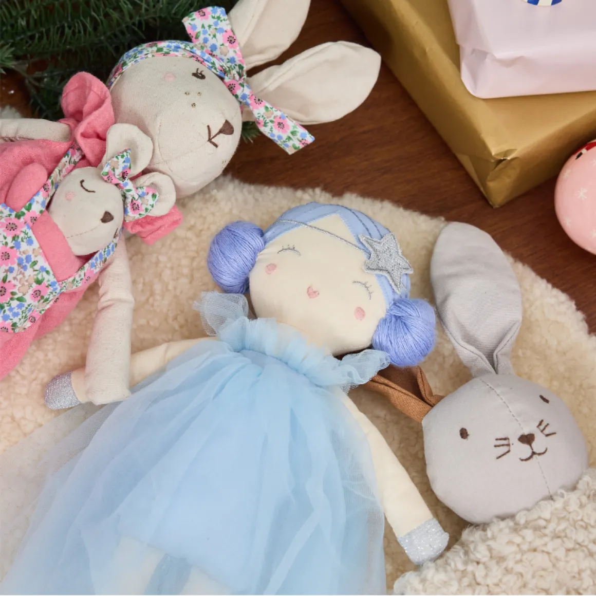 Poupée en tissu Neige en robe tulle bleu