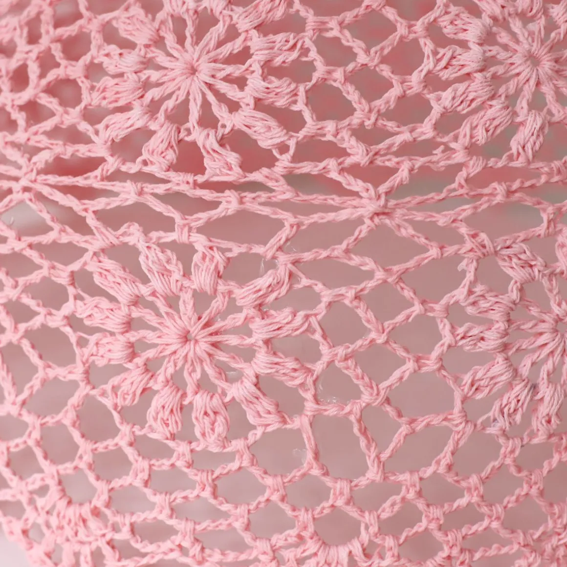 Suspension en crochet rose