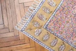 Tapis à motifs moutarde et rose 120 x 180